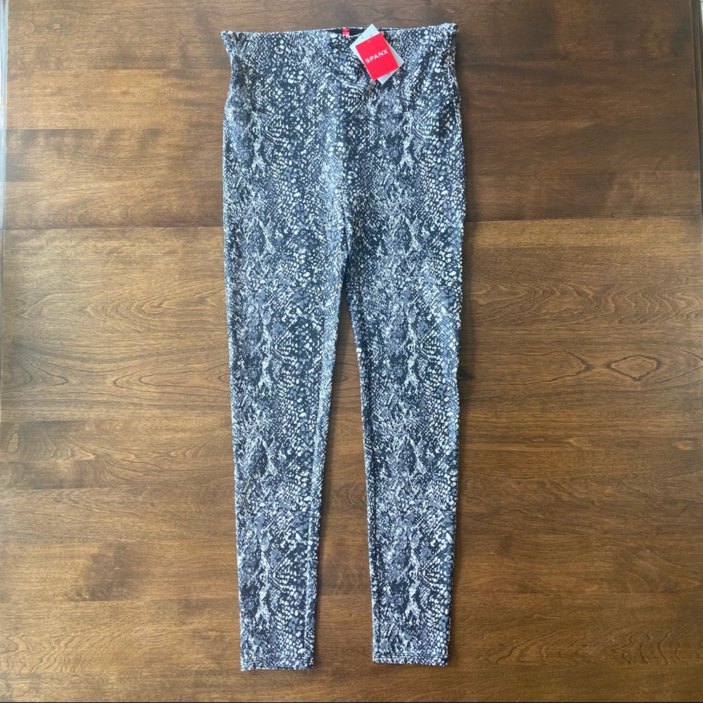 Spanx Faux Leather Snake Shine Legging Gray Snake Size Large NEW